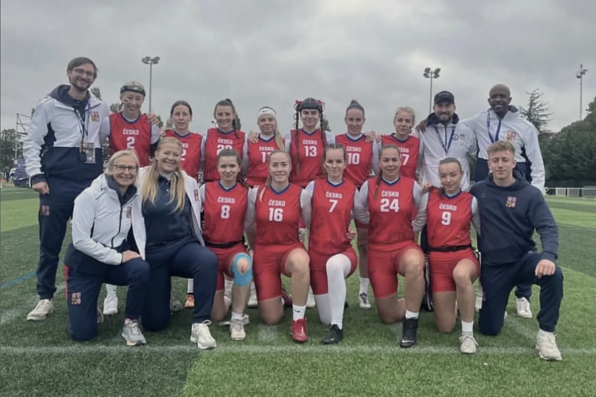 Hráčky a realizační tým české ženské reprezentace ve flag footballu na hřišti
